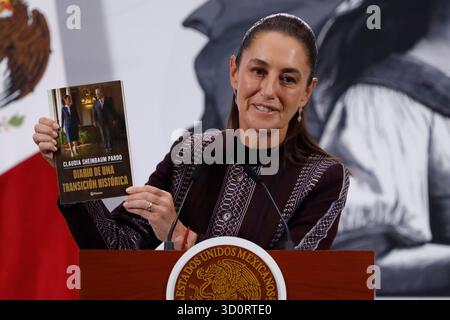 Mexico, Mexique. 24 octobre 2025. La présidente du Mexique, Claudia Sheinbaum Pardo, montre son livre "Journal d'une transition historique" lors d'un briefing au Palais National. Le 24 octobre 2025 à Mexico, Mexique. (Photo de Luis Barron/ crédit : Eyepix Group/Alamy Live News Banque D'Images