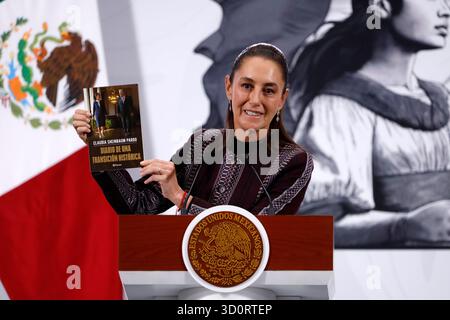 Mexico, Mexique. 24 octobre 2025. La présidente du Mexique, Claudia Sheinbaum Pardo, montre son livre "Journal d'une transition historique" lors d'un briefing au Palais National. Le 24 octobre 2025 à Mexico, Mexique. (Photo de Luis Barron/ crédit : Eyepix Group/Alamy Live News Banque D'Images