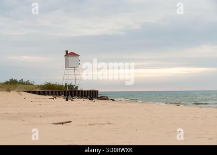 Tour de corne de brouillard sur le lac Michigan avec éclairage en fin d'après-midi à Big sable point à Ludington, Michigan, États-Unis. Banque D'Images