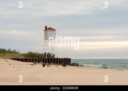 Tour de corne de brouillard sur le lac Michigan avec éclairage en fin d'après-midi à Big sable point à Ludington, Michigan, États-Unis. Banque D'Images