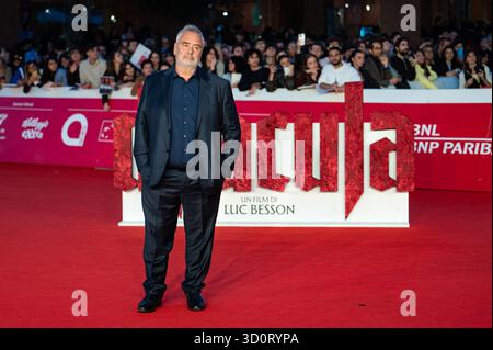 Rome, Italie. 24 octobre 2025. Le réalisateur français Luc Besson pose sur le tapis rouge après être arrivé pour le film ''Dracula'' lors du 20ème Festival International du film de Rome à l'Auditorium Parco della Musica, à Rome, Italie, le 24 octobre 2025 (photo Massimo Valicchia/NurPhoto). Crédit : NurPhoto SRL/Alamy Live News Banque D'Images
