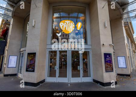Entrée dans une salle de cinéma appartenant au réseau Pathe Cinemas, chaîne de cinéma française, la plus ancienne au monde encore en activité Banque D'Images