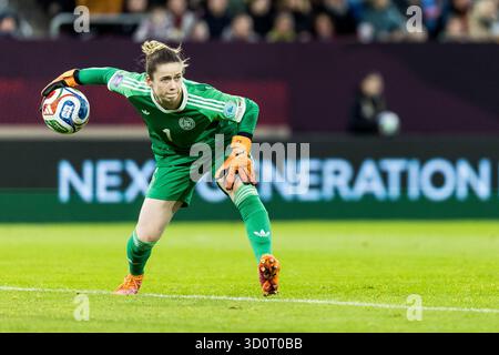 Duesseldorf, Allemagne. 24 octobre 2025. DUESSELDORF, ALLEMAGNE - 24 OCTOBRE : Stina Johannes (Allemagne, 1) contrôle le ballon lors de la demi-finale de l'UEFA Women's Nation League entre Allemagne vs France au Merkur Spiel Arena le 24 octobre 2025 à Duesseldorf, Allemagne. Crédit : dpa/Alamy Live News crédit : dpa Picture alliance/Alamy Live News Banque D'Images