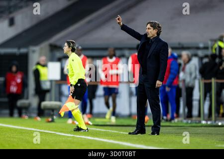 Duesseldorf, Allemagne. 24 octobre 2025. DUESSELDORF, ALLEMAGNE - 24 OCTOBRE : Laurent Bonadei (entraîneur-chef France) lors de la demi-finale de la Ligue des Nations féminines de l'UEFA opposant Allemagne vs France au Merkur Spiel Arena le 24 octobre 2025 à Duesseldorf, Allemagne. Crédit : dpa/Alamy Live News crédit : dpa Picture alliance/Alamy Live News Banque D'Images