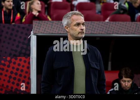 Duesseldorf, Allemagne. 24 octobre 2025. DUESSELDORF, ALLEMAGNE - 24 OCTOBRE : Christian Wueck (entraîneur-chef d'Allemagne) avant la demi-finale de la Ligue des Nations féminines de l'UEFA opposant l'Allemagne à la France au Merkur Spiel Arena le 24 octobre 2025 à Duesseldorf, Allemagne. Crédit : dpa/Alamy Live News crédit : dpa Picture alliance/Alamy Live News Banque D'Images