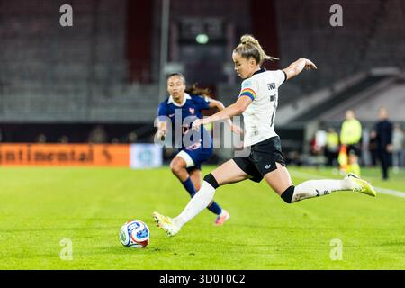 Duesseldorf, Allemagne. 24 octobre 2025. DUESSELDORF, ALLEMAGNE - 24 OCTOBRE : Giulia Gwinn (Allemagne, 7) contrôle le ballon lors de la demi-finale de l'UEFA Women's Nation League entre l'Allemagne et la France au Merkur Spiel Arena le 24 octobre 2025 à Duesseldorf, Allemagne. Crédit : dpa/Alamy Live News crédit : dpa Picture alliance/Alamy Live News Banque D'Images