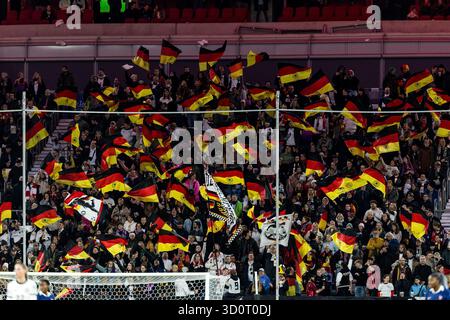 Duesseldorf, Allemagne. 24 octobre 2025. DUESSELDORF, ALLEMAGNE - 24 OCTOBRE : les supporters allemands agitent des drapeaux allemands lors de la demi-finale de la Ligue des Nations féminines de l'UEFA opposant l'Allemagne vs la France au Merkur Spiel Arena le 24 octobre 2025 à Duesseldorf, Allemagne. Crédit : dpa/Alamy Live News crédit : dpa Picture alliance/Alamy Live News Banque D'Images