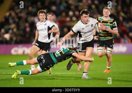 Theo Dan des Saracens est attaqué par fin Smith des Northampton Saints lors du Gallagher PREM match au Cinch Stadium de Franklin's Gardens, Northampton. Date de la photo : vendredi 24 octobre 2025. Banque D'Images
