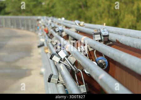 Houston, Texas, États-Unis - 23 octobre 2025 : Love Locks on Rosemont Pedestrian Bridge Banque D'Images