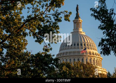 Washington, États-Unis. 20 octobre 2025. Le dôme du Capitole des États-Unis est vu, à Washington. (Crédit image : © Jen Golbeck/SOPA images via ZUMA Press Wire) USAGE ÉDITORIAL SEULEMENT ! Non destiné à UN USAGE commercial ! Banque D'Images