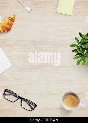 Vue de dessus du croissant, du café, des verres et de la plante sur le bureau en bois, symbolisant la créativité matinale et l'ambiance détendue de l'espace de travail Banque D'Images