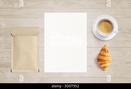 Feuille blanche de papier, tasse à café, croissant et enveloppe kraft sur le bureau en bois, représentant le concept de maquette d'identité de marque ou de café Banque D'Images