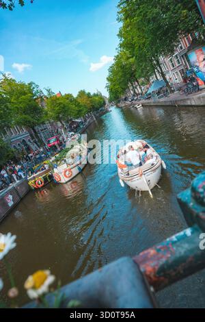 20 août 2025, Amsterdam, pays-Bas, vue sur la rivière Oudezijds Voorburgwal depuis le pont de la rue Oude Doelenstraat. Banque D'Images