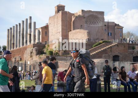 Rome, Italie. 19 octobre 2025. Voyageur chinois à pied Cheng long visite le Mont Palatin à Rome, Italie, Oct. 19, 2025. POUR ALLER AVEC 'Feature : de Xi'an à Rome à pied, voyage d'un homme le long de la route de la soie moderne' crédit : Ren Yaoting/Xinhua/Alamy Live News Banque D'Images