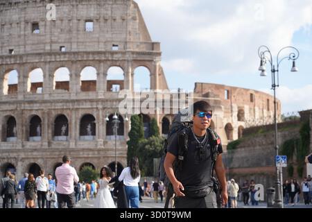 Rome, Italie. 19 octobre 2025. Voyageur chinois à pied Cheng longues promenades devant le Colisée à Rome, Italie, Oct. 19, 2025. POUR ALLER AVEC 'Feature : de Xi'an à Rome à pied, voyage d'un homme le long de la route de la soie moderne' crédit : Ren Yaoting/Xinhua/Alamy Live News Banque D'Images