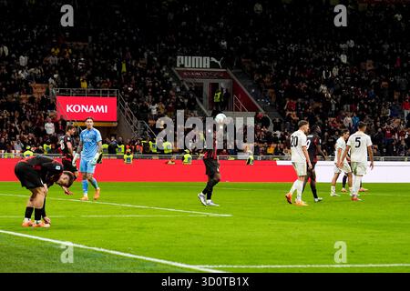 Milan, Italie. 24 octobre 2025. Déception des joueurs de Milan après le match de football Serie A entre Milan et Pise au stade San Siro de Milan, Italie - 23 octobre 2025. Sport - Football (photo de Fabio Ferrari/LaPresse) crédit : LaPresse/Alamy Live News Banque D'Images