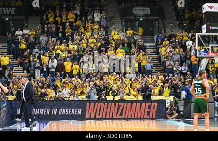 Oldenburg, Deutschland. 24 octobre 2025. EWE Baaskets Oldenburg, Fanblock EWE Baskets Oldenburg v. Gladiators Trier, Basketball, easyCredit Basketball Bundesliga, 5. Spieltag, saison 2025/2026, 24.10.2025, Foto : Eibner-Pressefoto/Robert Gertzen crédit : dpa/Alamy Live News Banque D'Images