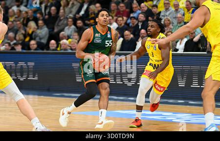 Oldenburg, Deutschland. 24 octobre 2025. Eli Brooks (Gladiators Trier, #55) gegen Chris Clemons (EWE Baskets Oldenburg, #03) EWE Baskets Oldenburg v. Gladiators Trier, Basketball, easyCredit Basketball Bundesliga, 5. Spieltag, saison 2025/2026, 24.10.2025, Foto : Eibner-Pressefoto/Robert Gertzen crédit : dpa/Alamy Live News Banque D'Images