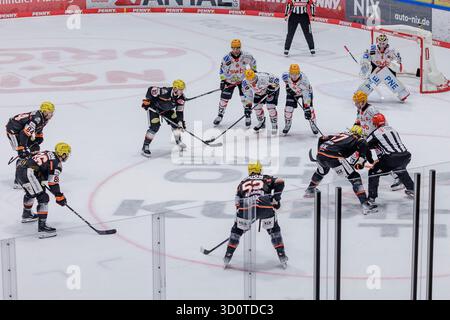 Francfort, Deutschland. 24 octobre 2025. Maksim Matushkin (l ?Wen Frankfurt #52) & Matthew Wedman (l ?Wen Frankfurt #67) & Jakob Lilja (l ?Wen Frankfurt #10) & Cameron Brace (l ?Wen Frankfurt #86) & Christian Wejse (Fischtown Pinguins Bremerhaven #65) & Leon Hungerecker (Fischtown Pinguins Bremerhaven #27) & Christian Wejse (Fischtown Pinguins Bremerhaven Bremerhaven #65 24.10.2025 Banque D'Images