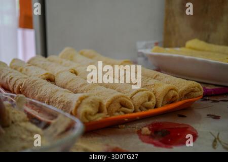 Crêpes maison enrobées de chapelure, prêtes à frire. Banque D'Images