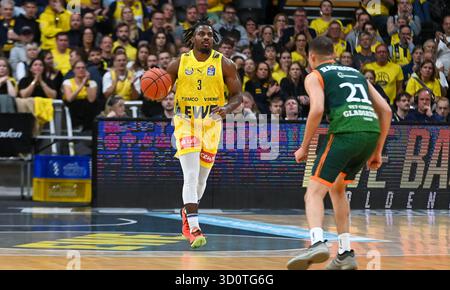 Oldenburg, Deutschland. 24 octobre 2025. Chris Clemons (EWE Baskets Oldenburg, #03) Am Ball EWE Baskets Oldenburg v. Gladiators Trier, Basketball, easyCredit Basketball Bundesliga, 5. Spieltag, saison 2025/2026, 24.10.2025, Foto : Eibner-Pressefoto/Robert Gertzen crédit : dpa/Alamy Live News Banque D'Images