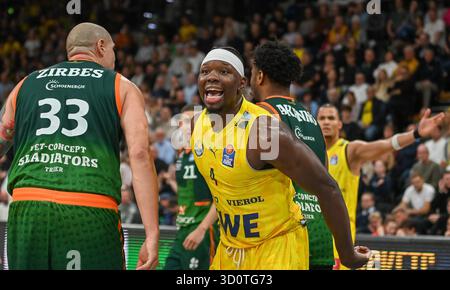 Oldenburg, Deutschland. 24 octobre 2025. Brian Fobbs (EWE Baskets Oldenburg, #04) ist mit einer Entscheidung unzufrieden EWE Baskets Oldenburg v. Gladiators Trier, Basketball, easyCredit Basketball Bundesliga, 5. Spieltag, saison 2025/2026, 24.10.2025, Foto : Eibner-Pressefoto/Robert Gertzen crédit : dpa/Alamy Live News Banque D'Images