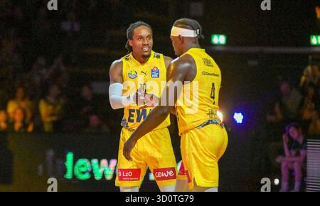 Oldenburg, Deutschland. 24 octobre 2025. James Woodard (EWE Baskets Oldenburg, #10) klatscht Brian Fobbs (EWE Baskets Oldenburg, #04) ab EWE Baskets Oldenburg v. Gladiators Trier, Basketball, easyCredit Basketball Bundesliga, 5. Spieltag, saison 2025/2026, 24.10.2025, Foto : Eibner-Pressefoto/Robert Gertzen crédit : dpa/Alamy Live News Banque D'Images