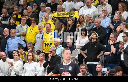 Oldenburg, Deutschland. 24 octobre 2025. Paniers EWE Oldenburg, fans paniers EWE Oldenburg v. Gladiators Trier, Basketball, easyCredit Basketball Bundesliga, 5. Spieltag, saison 2025/2026, 24.10.2025, Foto : Eibner-Pressefoto/Robert Gertzen crédit : dpa/Alamy Live News Banque D'Images