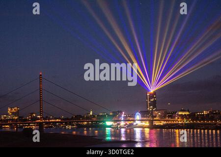 Duesseldorf, Allemagne. 24 octobre 2025. Une vue générale du spectacle laser ''Comet of Europe'' de l'artiste Klaus Gendrung est vue au-dessus de la Tour Ergo pour présenter le prochain anniversaire de l'UE à Duesseldorf, en Allemagne, le 24 octobre 2025. (Photo de Ying Tang/NurPhoto) crédit : NurPhoto SRL/Alamy Live News Banque D'Images
