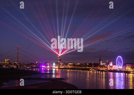 Duesseldorf, Allemagne. 24 octobre 2025. Une vue générale du spectacle laser ''Comet of Europe'' de l'artiste Klaus Gendrung est vue au-dessus de la Tour Ergo pour présenter le prochain anniversaire de l'UE à Duesseldorf, en Allemagne, le 24 octobre 2025. (Photo de Ying Tang/NurPhoto) crédit : NurPhoto SRL/Alamy Live News Banque D'Images