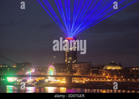 Duesseldorf, Allemagne. 24 octobre 2025. Une vue générale du spectacle laser ''Comet of Europe'' de l'artiste Klaus Gendrung est vue au-dessus de la Tour Ergo pour présenter le prochain anniversaire de l'UE à Duesseldorf, en Allemagne, le 24 octobre 2025. (Photo de Ying Tang/NurPhoto) crédit : NurPhoto SRL/Alamy Live News Banque D'Images
