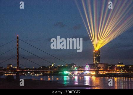 Duesseldorf, Allemagne. 24 octobre 2025. Une vue générale du spectacle laser ''Comet of Europe'' de l'artiste Klaus Gendrung est vue au-dessus de la Tour Ergo pour présenter le prochain anniversaire de l'UE à Duesseldorf, en Allemagne, le 24 octobre 2025. (Photo de Ying Tang/NurPhoto) crédit : NurPhoto SRL/Alamy Live News Banque D'Images