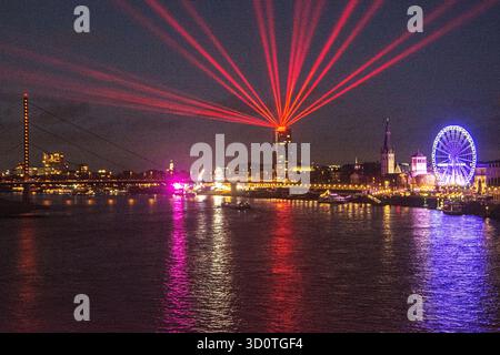 Duesseldorf, Allemagne. 24 octobre 2025. Une vue générale du spectacle laser ''Comet of Europe'' de l'artiste Klaus Gendrung est vue au-dessus de la Tour Ergo pour présenter le prochain anniversaire de l'UE à Duesseldorf, en Allemagne, le 24 octobre 2025. (Photo de Ying Tang/NurPhoto) crédit : NurPhoto SRL/Alamy Live News Banque D'Images