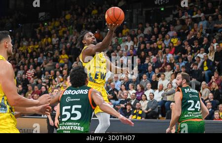Oldenburg, Deutschland. 24 octobre 2025. Chris Clemons (EWE Baskets Oldenburg, #03) mit Zug zum Korb EWE Baskets Oldenburg v. Gladiators Trier, Basketball, easyCredit Basketball Bundesliga, 5. Spieltag, saison 2025/2026, 24.10.2025, Foto : Eibner-Pressefoto/Robert Gertzen crédit : dpa/Alamy Live News Banque D'Images