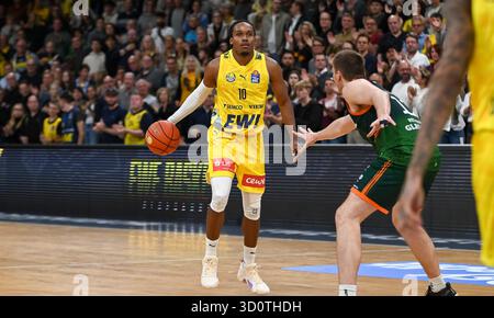 Oldenburg, Deutschland. 24 octobre 2025. James Woodard (EWE Baskets Oldenburg, #10) Am Ball EWE Baskets Oldenburg v. Gladiators Trier, Basketball, easyCredit Basketball Bundesliga, 5. Spieltag, saison 2025/2026, 24.10.2025, Foto : Eibner-Pressefoto/Robert Gertzen crédit : dpa/Alamy Live News Banque D'Images