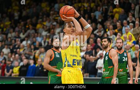 Oldenburg, Deutschland. 24 octobre 2025. Nicholas Tischler (EWE Baskets Oldenburg, #11) beim Freiwurf EWE Baskets Oldenburg v. Gladiators Trier, Basketball, easyCredit Basketball Bundesliga, 5. Spieltag, saison 2025/2026, 24.10.2025, Foto : Eibner-Pressefoto/Robert Gertzen crédit : dpa/Alamy Live News Banque D'Images