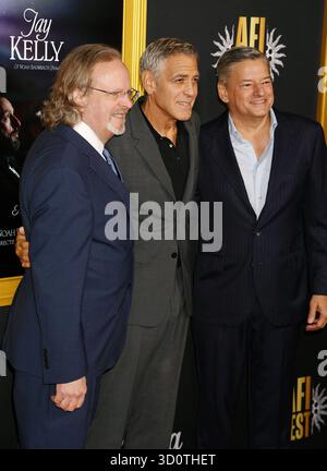 HOLLYWOOD, CALIFORNIE - 23 OCTOBRE : (G-d) Bob Gazzale, président et chef de la direction, AFI, George Clooney et Ted Sarandos, co-chef de la direction, Netflix, au premi 'Jay Kelly' Banque D'Images