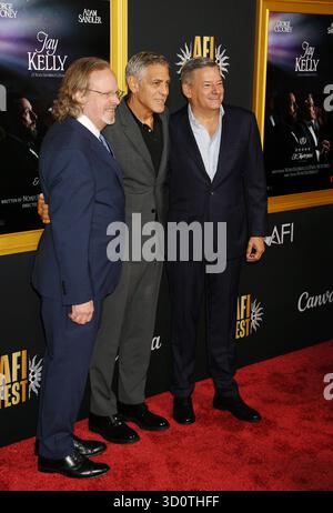 HOLLYWOOD, CALIFORNIE - 23 OCTOBRE : (G-d) Bob Gazzale, président et chef de la direction, AFI, George Clooney et Ted Sarandos, co-chef de la direction, Netflix, au premi 'Jay Kelly' Banque D'Images