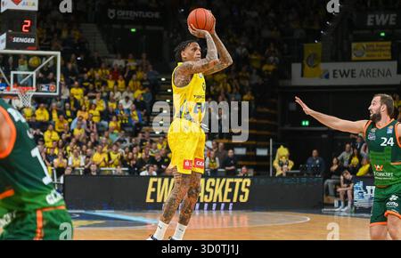 Oldenburg, Deutschland. 24 octobre 2025. Michale Kyser (EWE Baskets Oldenburg, #12) wirft EWE Baskets Oldenburg v. Gladiators Trier, Basketball, easyCredit Basketball Bundesliga, 5. Spieltag, saison 2025/2026, 24.10.2025, Foto : Eibner-Pressefoto/Robert Gertzen crédit : dpa/Alamy Live News Banque D'Images