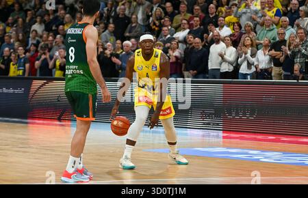 Oldenburg, Deutschland. 24 octobre 2025. Brian Fobbs (EWE Baskets Oldenburg, #04) Dribbelt EWE Baskets Oldenburg v. Gladiators Trier, Basketball, easyCredit Basketball Bundesliga, 5. Spieltag, saison 2025/2026, 24.10.2025, Foto : Eibner-Pressefoto/Robert Gertzen crédit : dpa/Alamy Live News Banque D'Images