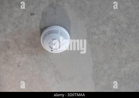 Vieux gicleur installé sur le plafond en béton avec tuyau rouillé. EQUIPEMENT de sécurité pour système de protection contre l'incendie à l'intérieur d'un bâtiment Banque D'Images