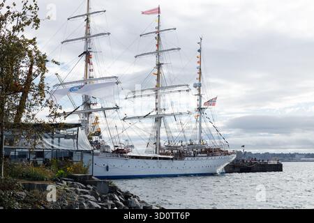 North Vancouver, Canada - 19 octobre 2025 : le grand voilier norvégien à trois mâts blanc Statsraad Lehmkuhl est amarré au front de mer de North Vancouver Banque D'Images