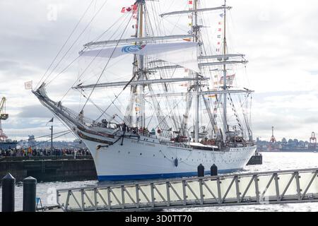 North Vancouver, Canada - 19 octobre 2025 : le grand voilier norvégien à trois mâts blanc Statsraad Lehmkuhl est amarré au front de mer de North Vancouver Banque D'Images