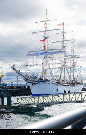 North Vancouver, Canada - 19 octobre 2025 : le grand voilier norvégien blanc Statsraad Lehmkuhl accosté au terminal North Vancouver Seaspan avec la foule Banque D'Images