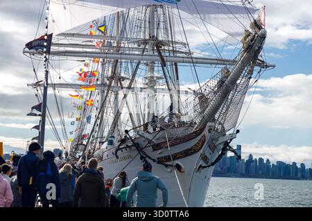 North Vancouver, Canada - 19 octobre 2025 : le grand voilier norvégien blanc Statsraad Lehmkuhl accosté au terminal North Vancouver Seaspan avec la foule Banque D'Images