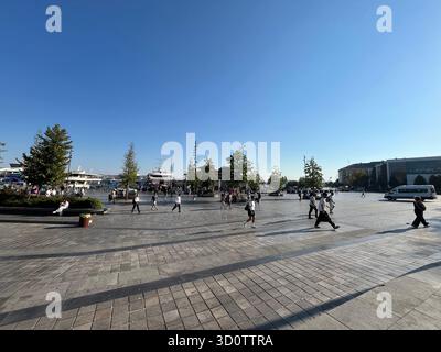 ISTANBUL, TURQUIE - 21 OCTOBRE : des gens marchent sur la place Besiktas Ferryport le 21 octobre 2025 à Istanbul, Turquie. Besiktas District est situé sur la rive européenne du Bosphore. Banque D'Images