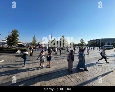 ISTANBUL, TURQUIE - 21 OCTOBRE : des gens marchent sur la place Besiktas Ferryport le 21 octobre 2025 à Istanbul, Turquie. Besiktas District est situé sur la rive européenne du Bosphore. Banque D'Images
