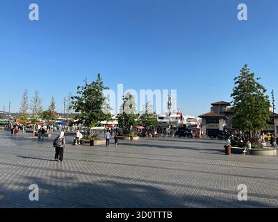ISTANBUL, TURQUIE - 21 OCTOBRE : des gens marchent sur la place Besiktas Ferryport le 21 octobre 2025 à Istanbul, Turquie. Besiktas District est situé sur la rive européenne du Bosphore. Banque D'Images