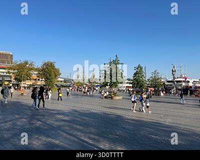 ISTANBUL, TURQUIE - 21 OCTOBRE : des gens marchent sur la place Besiktas Ferryport le 21 octobre 2025 à Istanbul, Turquie. Besiktas District est situé sur la rive européenne du Bosphore. Banque D'Images