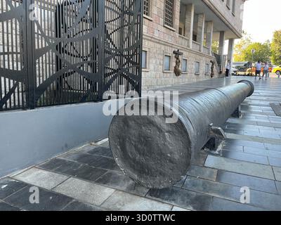 ISTANBUL, TURQUIE - 21 OCTOBRE : vieux canon de navire près du Musée naval d'Istanbul dans le district de Besiktas le 21 octobre 2025 à Istanbul, Turquie. Le Musée naval est l'un des musées les plus éminents de Turquie. Banque D'Images